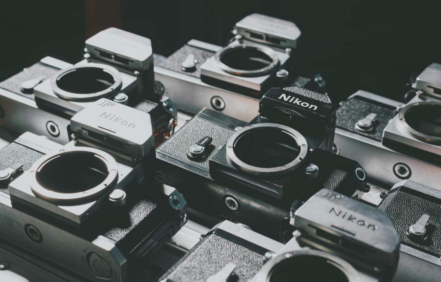 Studente durante una sessione pratica di video editing